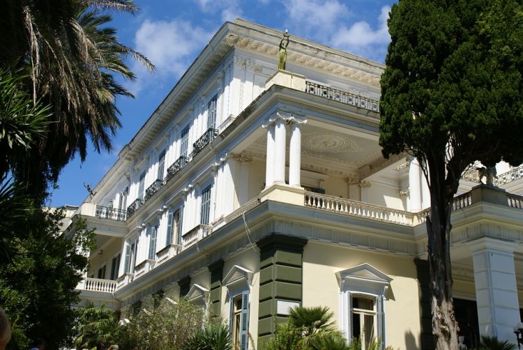 Korfura menekült az udvar elől